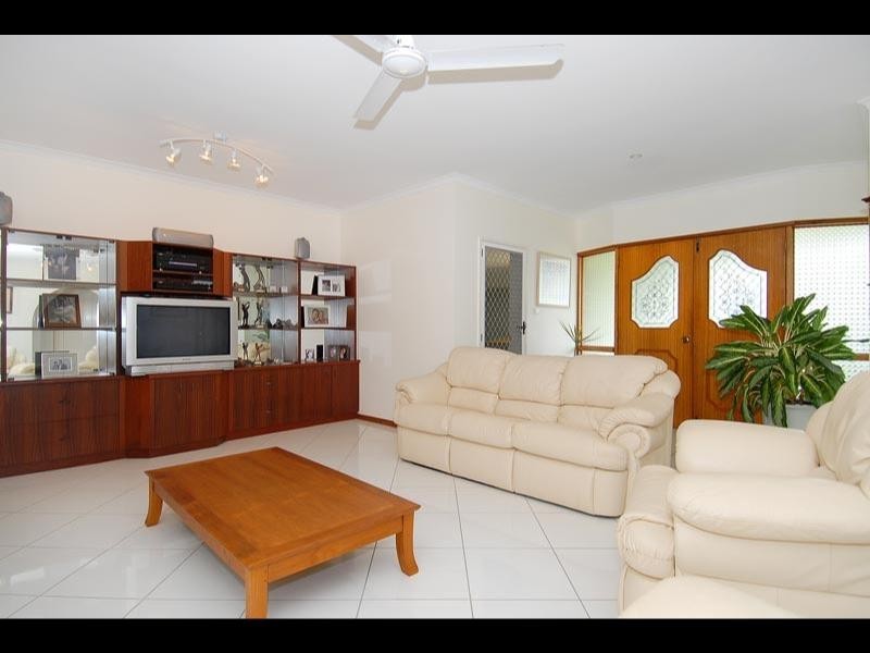 6 Redfern Place, Mooroobool QLD 4870