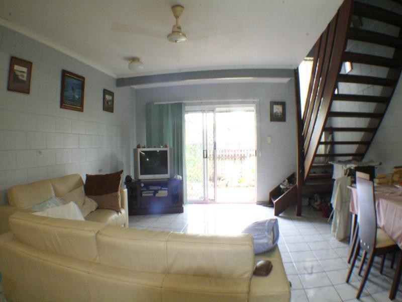 2/126 Pease St, Manoora QLD 4870