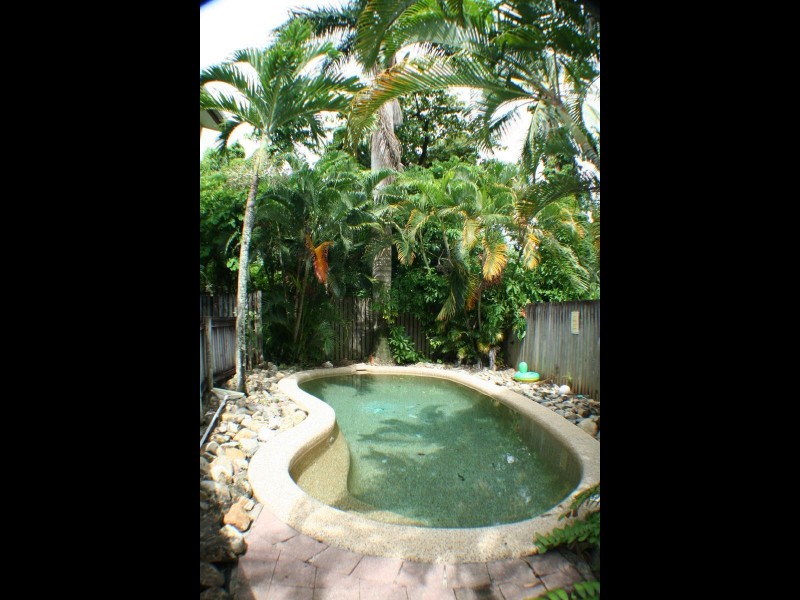 2/126 Pease St, Manoora QLD 4870