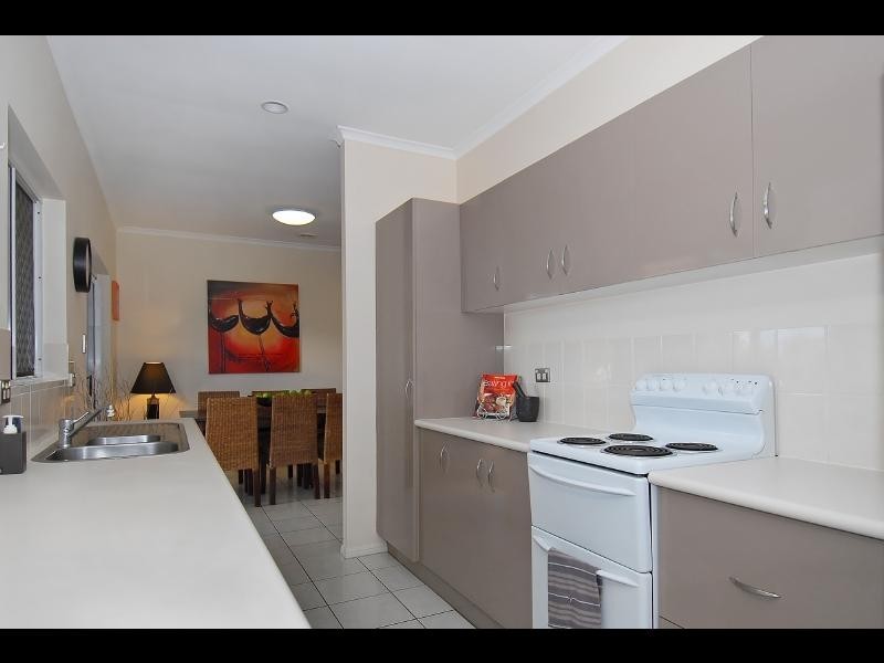 14 Woodmont Place, Mooroobool QLD 4870