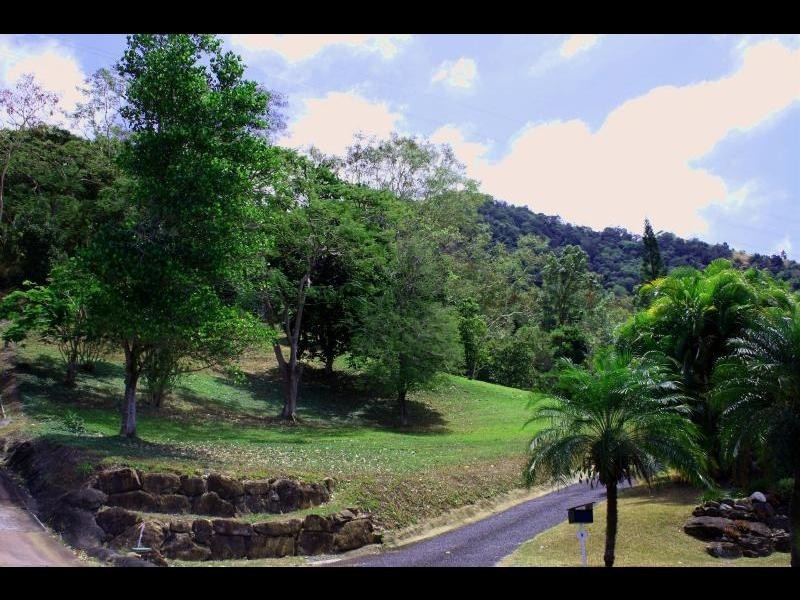 8A Forum Close, Mooroobool QLD 4870