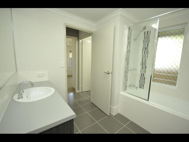 2/109 Callaghan Street, Mooroobool QLD 4870