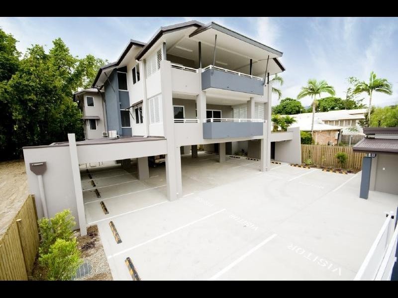 8/109 Callaghan Street, Mooroobool QLD 4870