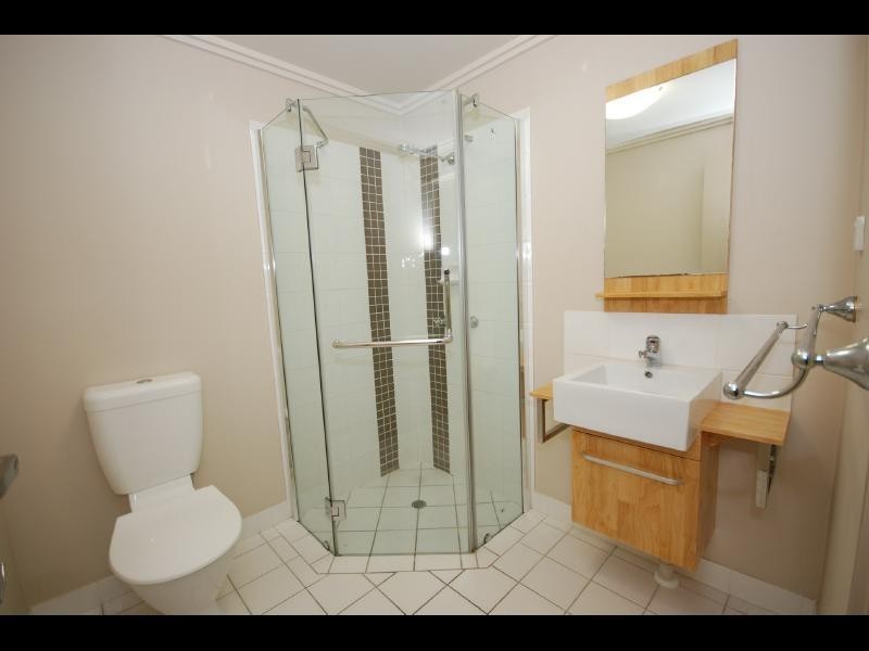 205/2-4 Centenary Close, Manoora QLD 4870