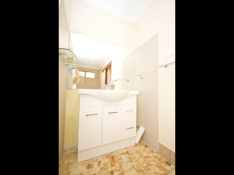 6 Watkins Close, Mooroobool QLD 4870