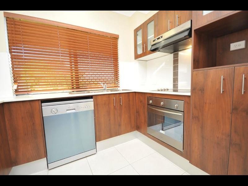 28/1 Robson Street, Mooroobool QLD 4870