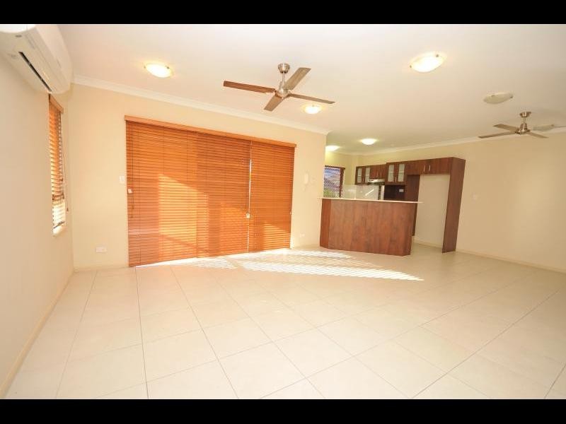 28/1 Robson Street, Mooroobool QLD 4870