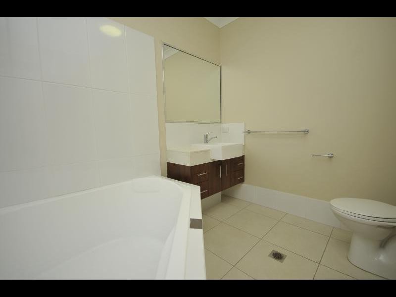 28/1 Robson Street, Mooroobool QLD 4870