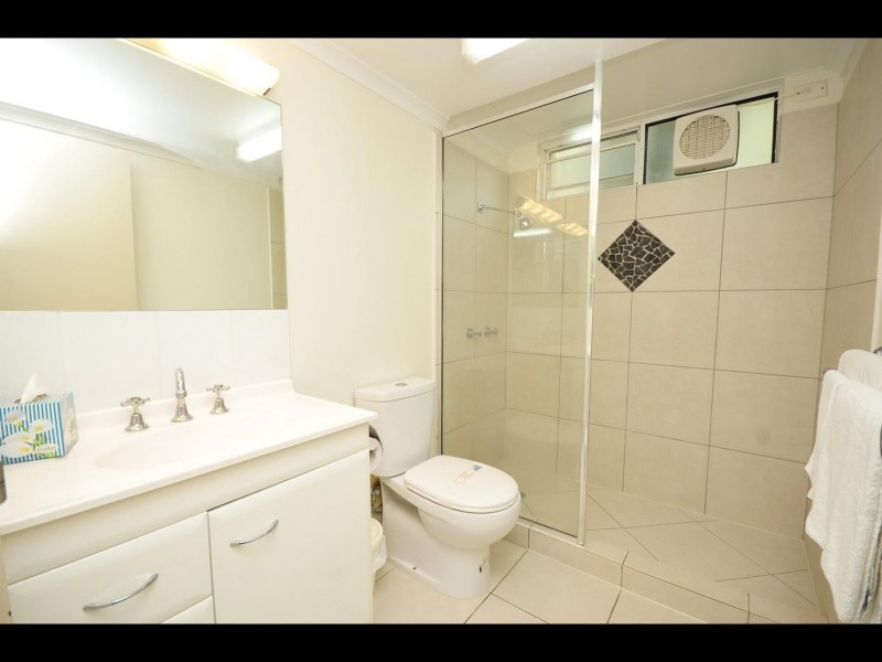 3/239 Lake Street, Cairns North QLD 4870