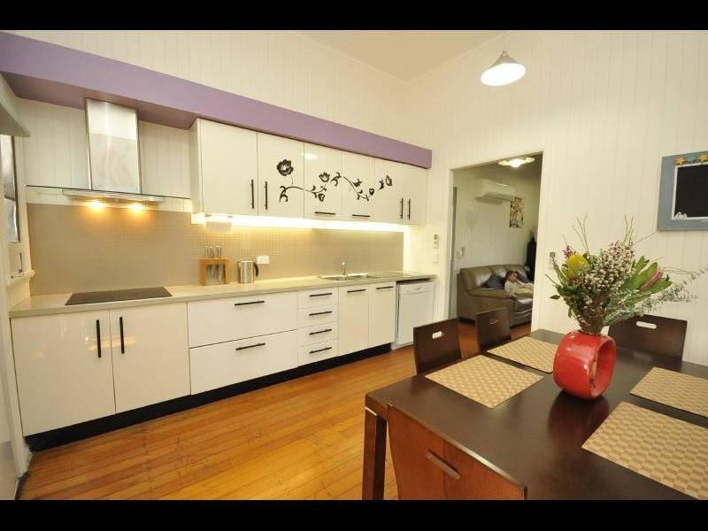 32 Tills Street, Westcourt QLD 4870