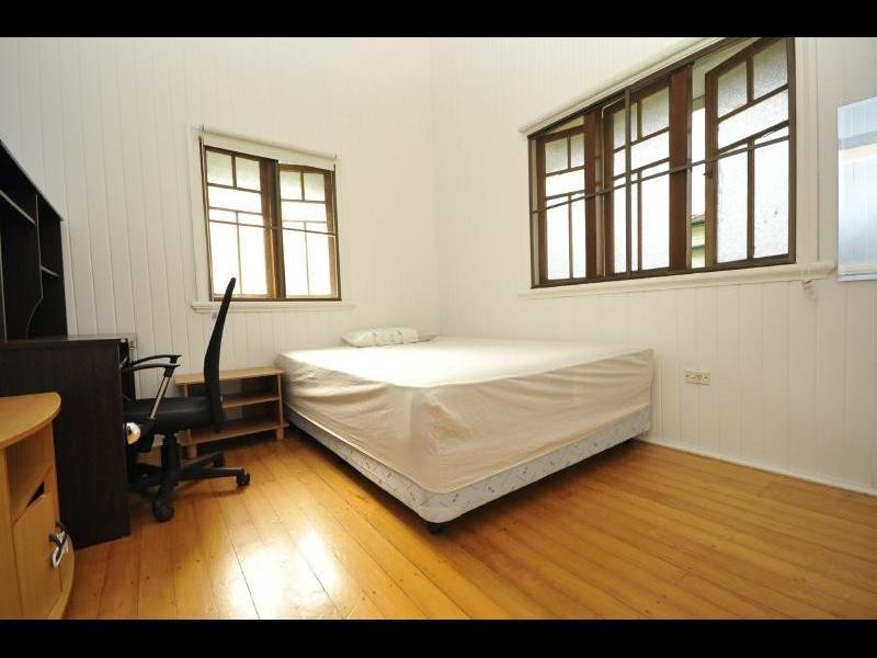 32 Tills Street, Westcourt QLD 4870