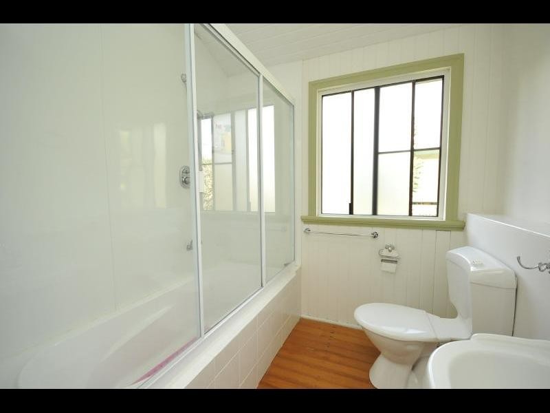 32 Tills Street, Westcourt QLD 4870