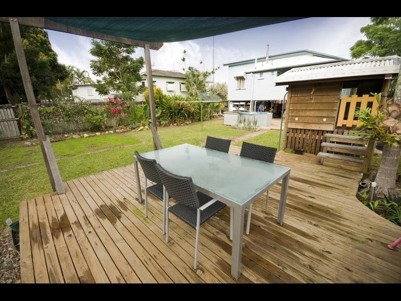 32 Tills Street, Westcourt QLD 4870