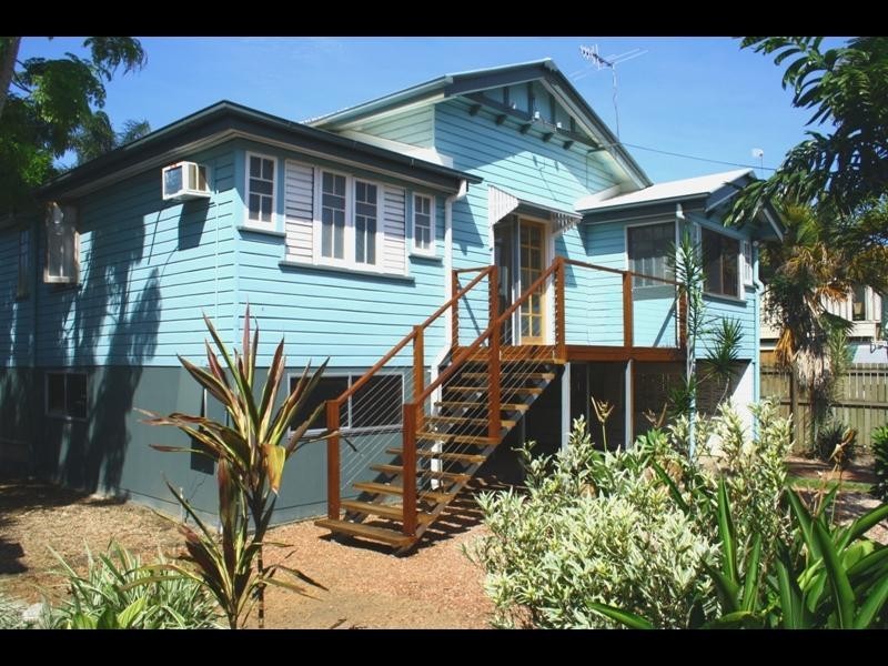 32 Tills Street, Westcourt QLD 4870