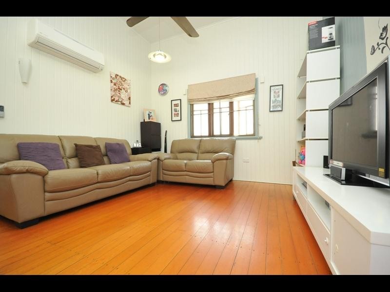 32 Tills Street, Westcourt QLD 4870