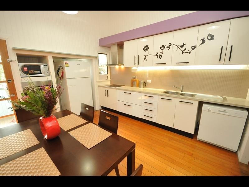 32 Tills Street, Westcourt QLD 4870