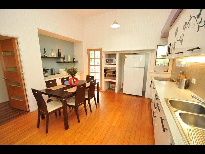 32 Tills Street, Westcourt QLD 4870
