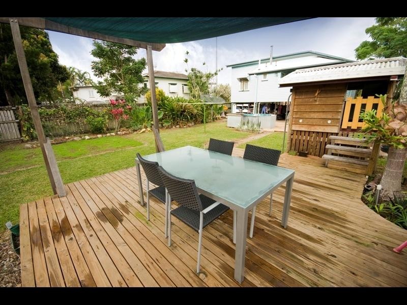 32 Tills Street, Westcourt QLD 4870