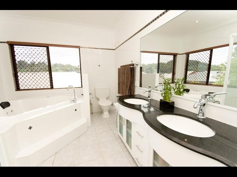 38 Bassett Street, Kanimbla QLD 4870