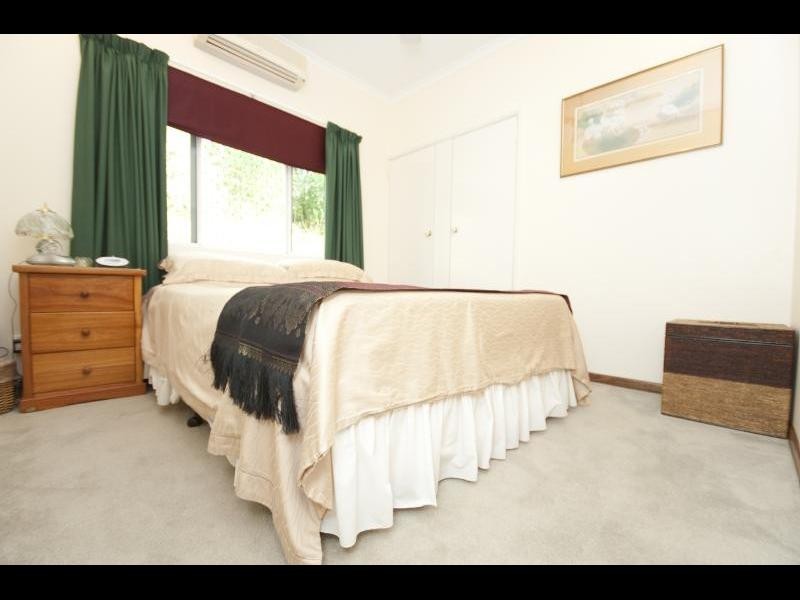 15 Minerva Avenue, Mooroobool QLD 4870