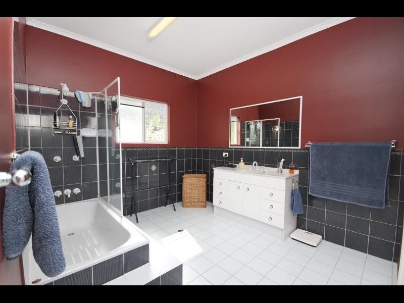 15 Minerva Avenue, Mooroobool QLD 4870