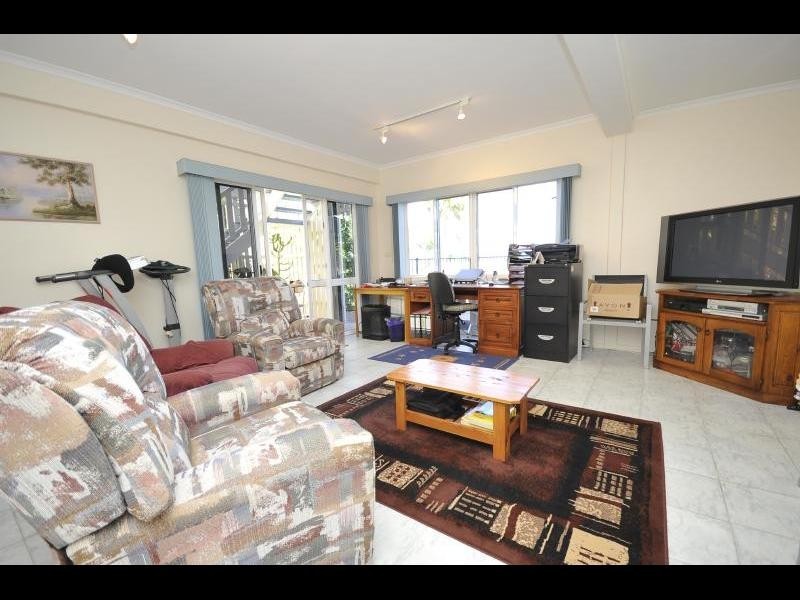 15 Minerva Avenue, Mooroobool QLD 4870