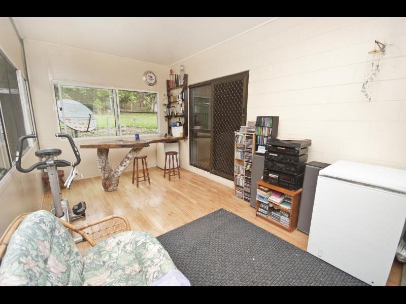 8 Harrison Close, Kanimbla QLD 4870