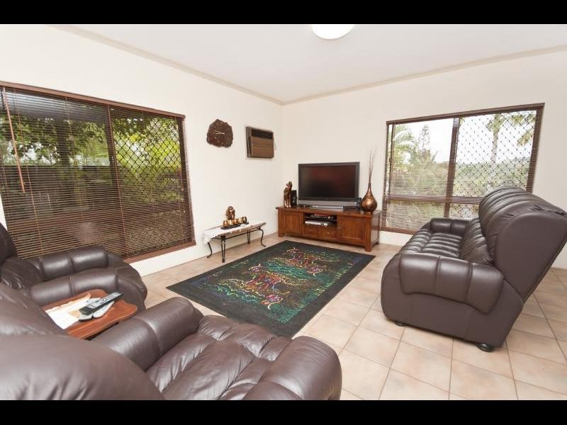 8 Harrison Close, Kanimbla QLD 4870