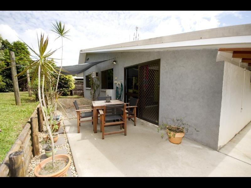 25 Serissa Street, Mooroobool QLD 4870