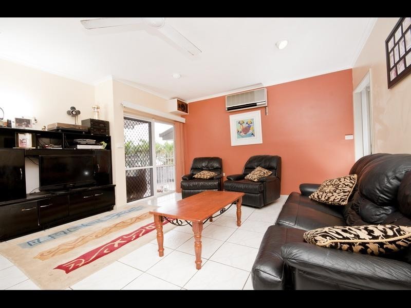 2 Osterlund Close, Mooroobool QLD 4870