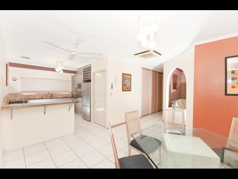 2 Osterlund Close, Mooroobool QLD 4870