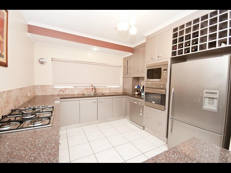 2 Osterlund Close, Mooroobool QLD 4870
