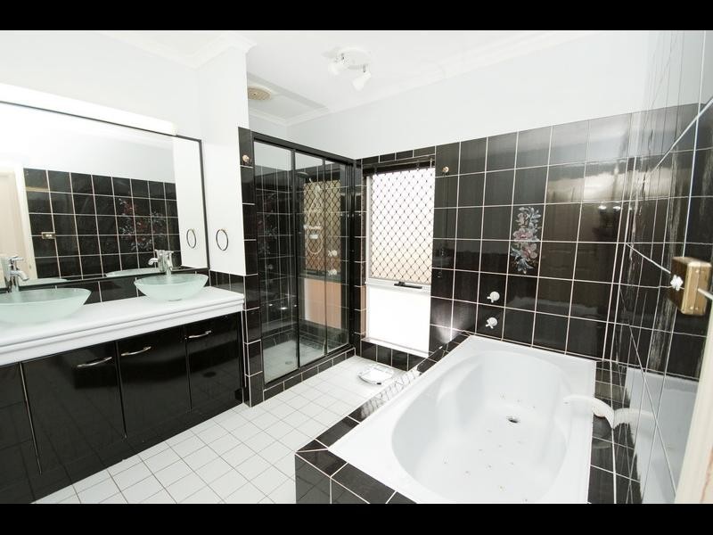 2 Osterlund Close, Mooroobool QLD 4870