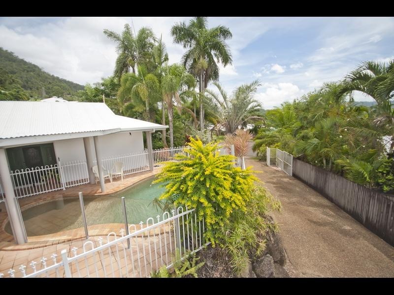 2 Osterlund Close, Mooroobool QLD 4870
