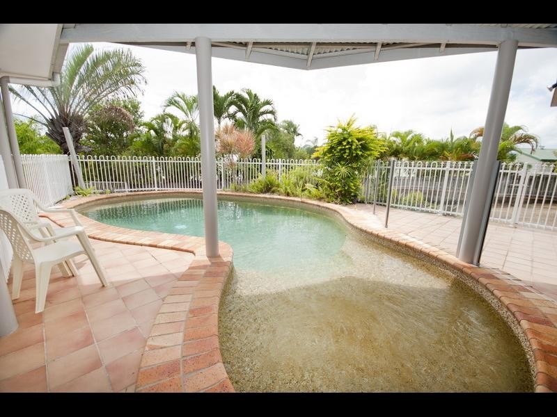 2 Osterlund Close, Mooroobool QLD 4870