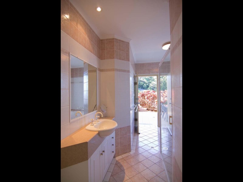 17 Oceanview Place, Mooroobool QLD 4870