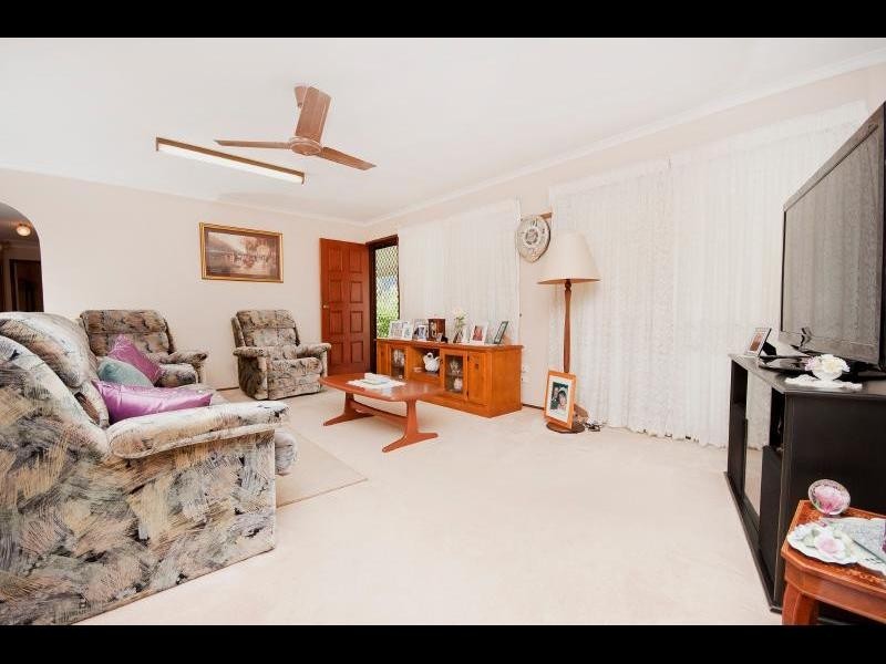 8 Violet Street, Mooroobool QLD 4870
