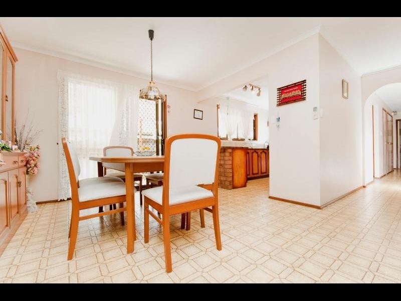 8 Violet Street, Mooroobool QLD 4870