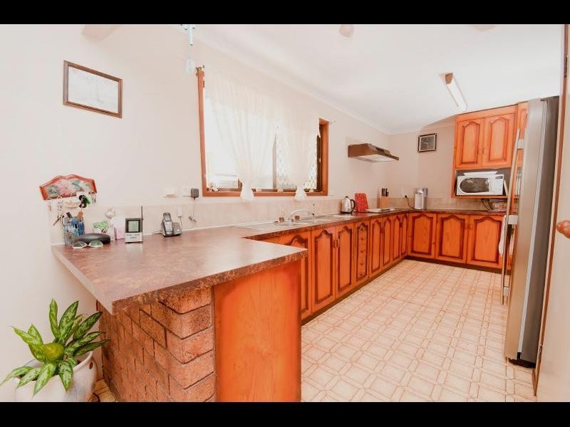 8 Violet Street, Mooroobool QLD 4870