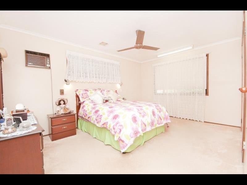 8 Violet Street, Mooroobool QLD 4870