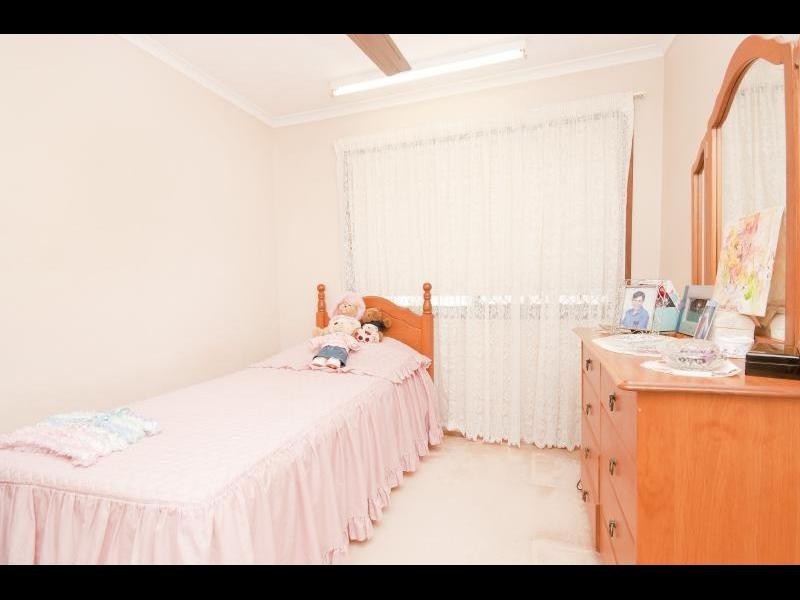 8 Violet Street, Mooroobool QLD 4870