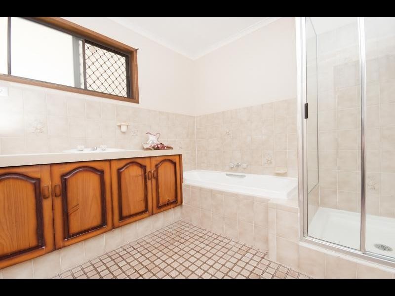 8 Violet Street, Mooroobool QLD 4870