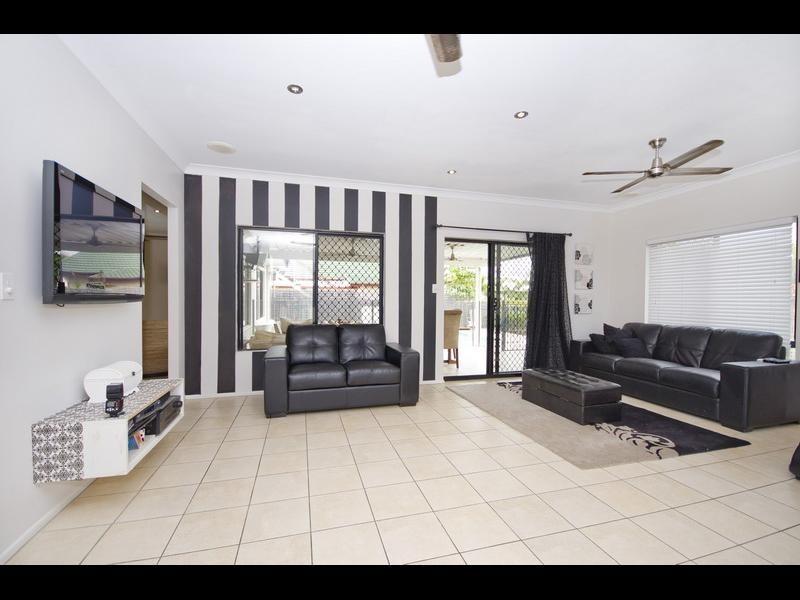 32 Nell Close, Kanimbla QLD 4870