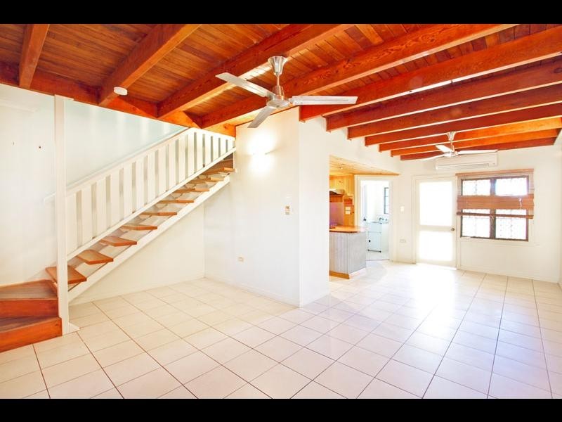 2/404 McCoombe Street, Mooroobool QLD 4870