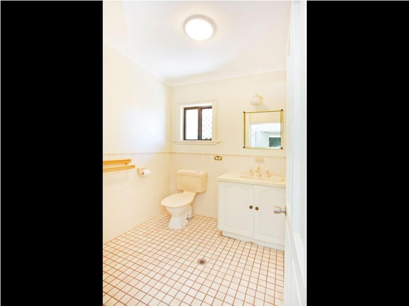 2/404 McCoombe Street, Mooroobool QLD 4870
