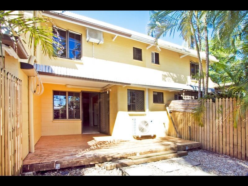 2/404 McCoombe Street, Mooroobool QLD 4870