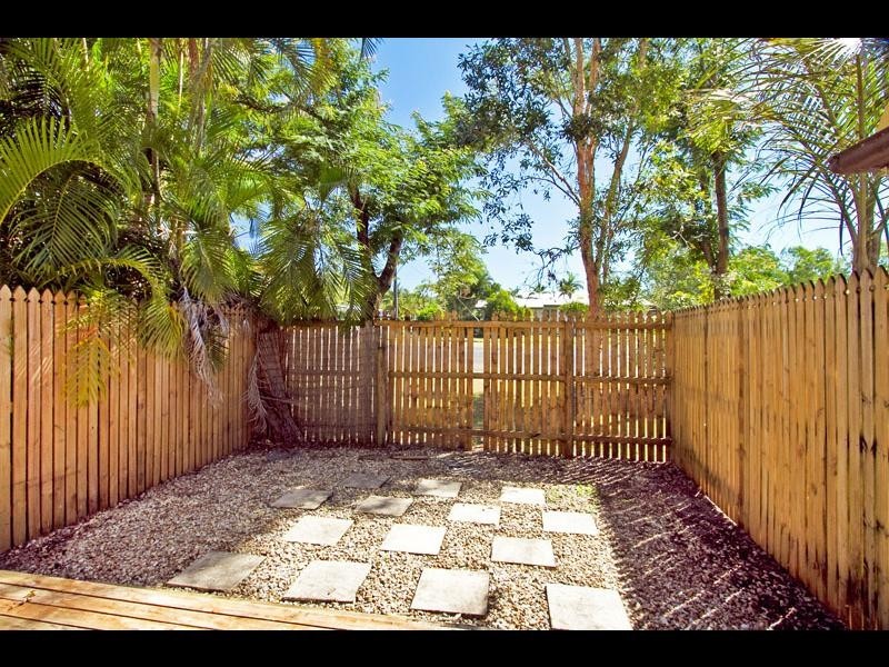 2/404 McCoombe Street, Mooroobool QLD 4870