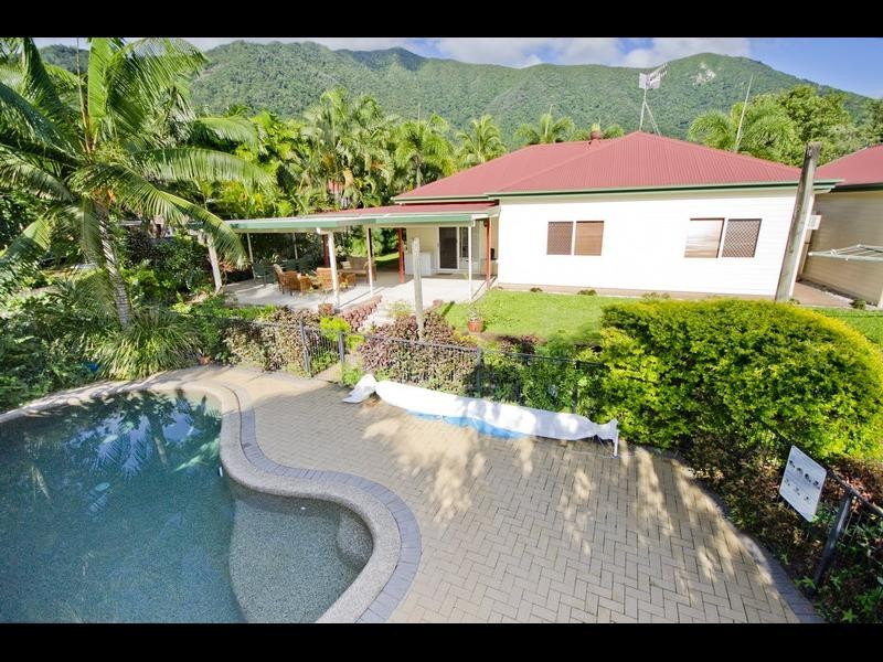 15 Elkhorn Close, Redlynch QLD 4870