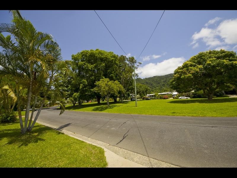 17 Kevin Street, Whitfield QLD 4870