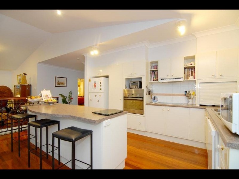 9 Cambanora Place, Mooroobool QLD 4870
